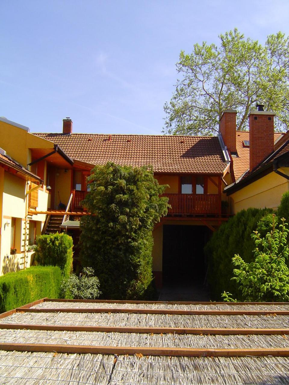 Lunczer Vendeghaz Hotel Mosonmagyarovar Bagian luar foto